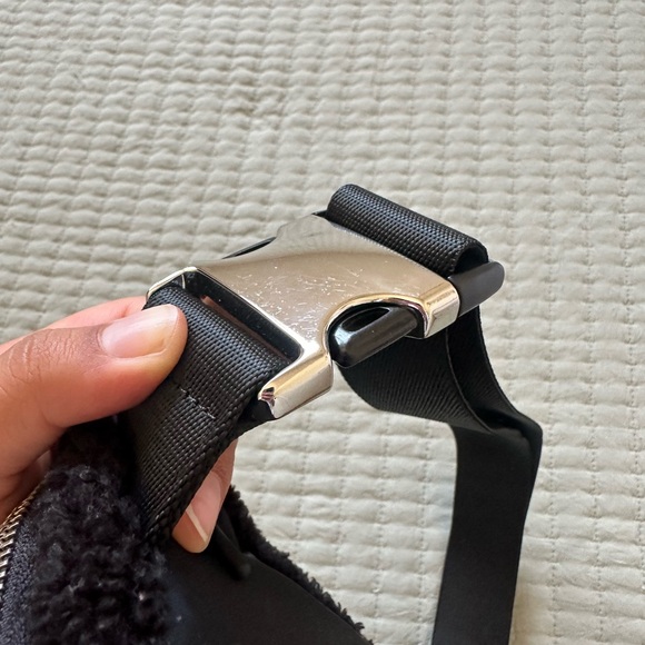 lululemon - sherpa belt bag - black - Picture 4 of 5
